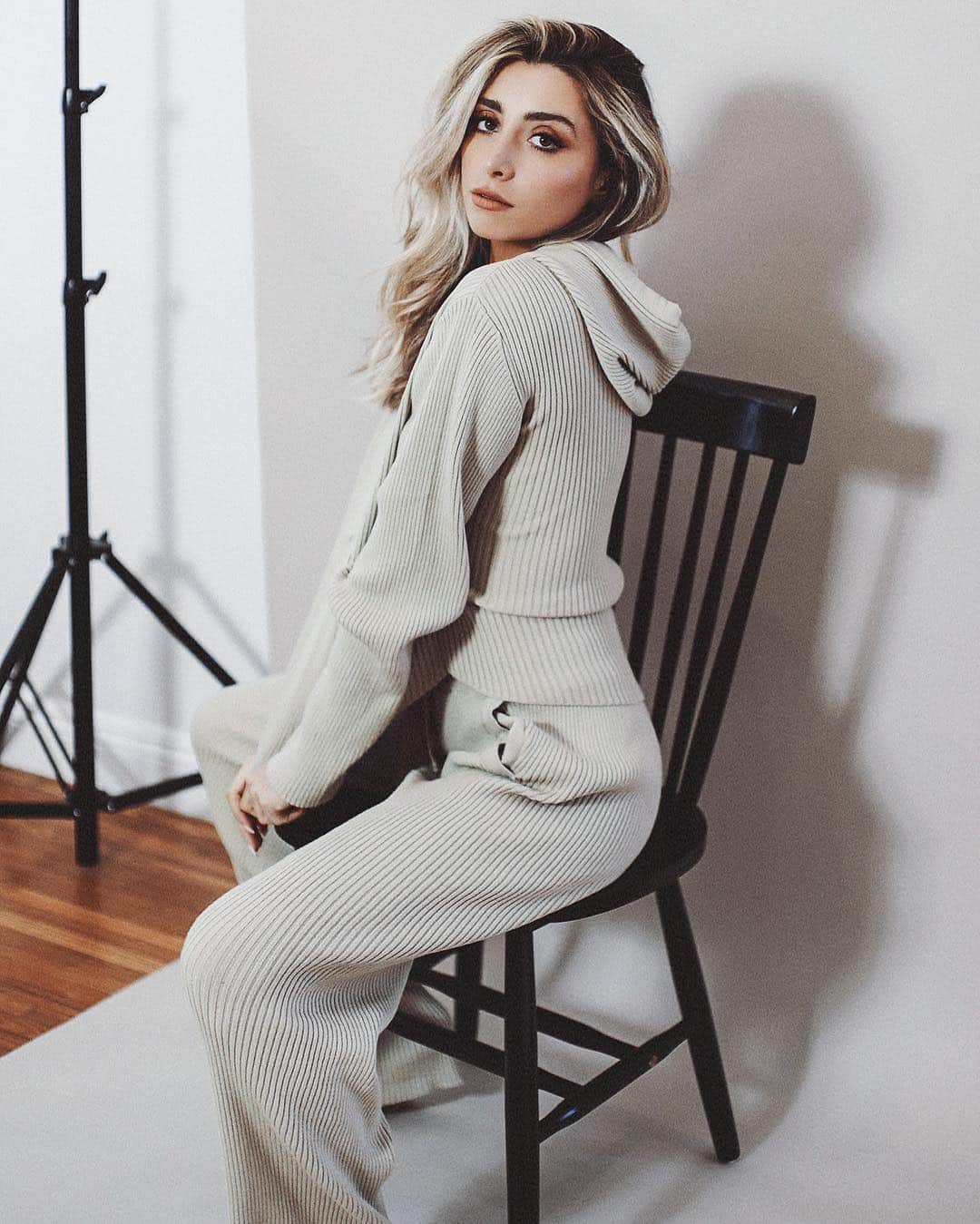Lauren Elizabethさんのインスタグラム写真 - (Lauren ElizabethInstagram)「Did someone say... TWO DAYS till launch 🙌🏻🖤 @xlethelabel pre access link is in their bio for an hour early of shopping on Sunday’s launch ✨」3月16日 3時15分 - laurenelizabeth