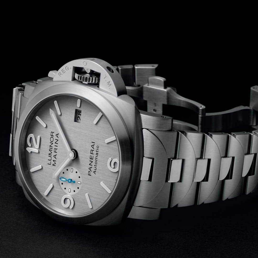 パネライのインスタグラム：「So what are your thoughts on a couple of new releases from #Panerai. This is the one of two new pieces available. This #PAM978 is a 44mm Luminor featuring a brushed silver dial and stainless steel bracelet.  Something else that is new is the way the numerals and indexes are displayed. They are raised and featured a steel outlined frame with white luminous material. There is a 42mm version as well that doesn’t have the 9 on the left side where the sub dial is. . This piece is powered by the P.9010 Automatic movement with 72 hour power reserve.  #paneraicentral」