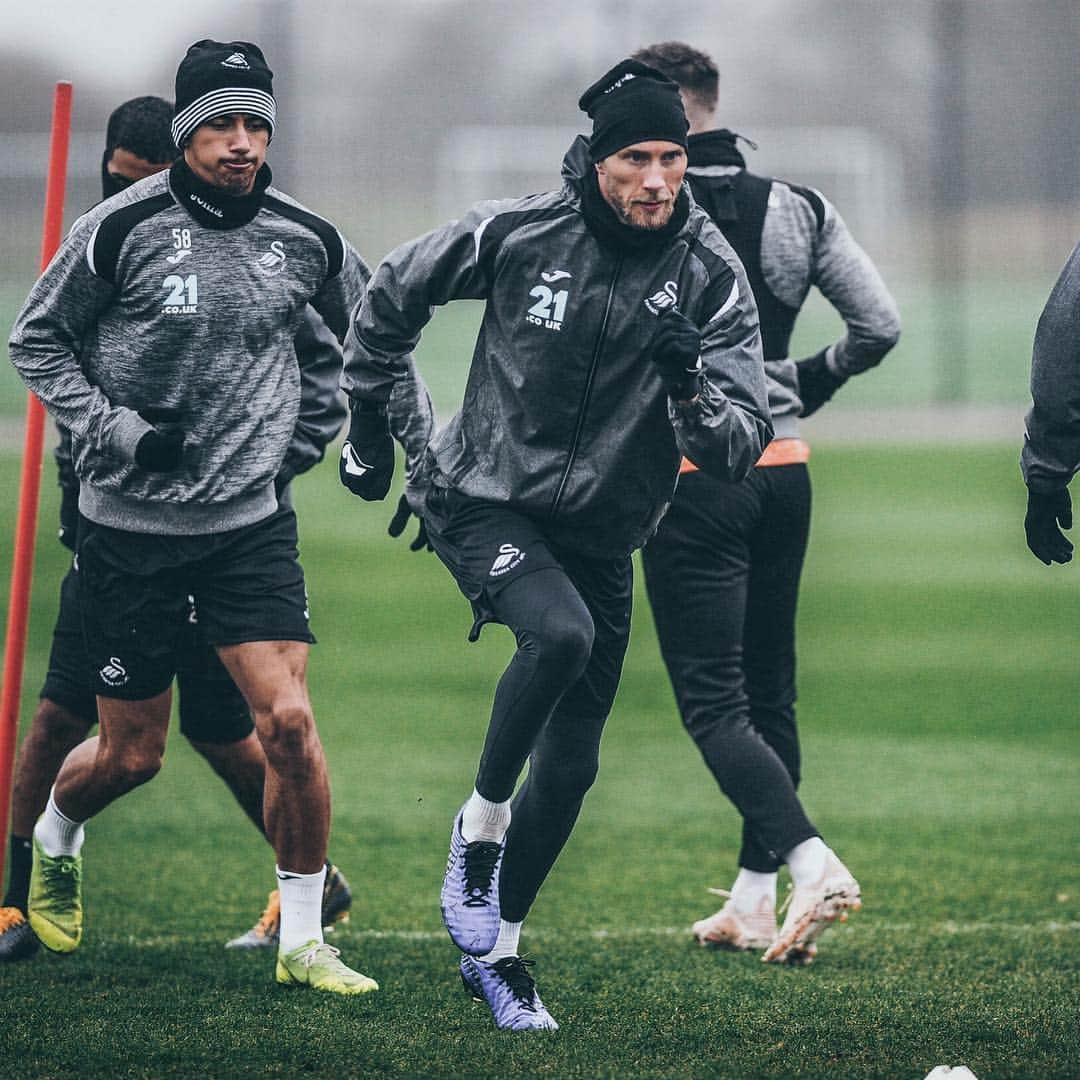 スウォンジー・シティAFCさんのインスタグラム写真 - (スウォンジー・シティAFCInstagram)「🏆 All focus 🔛 a big #facup weekend. 💪 ••• #Football #training @emiratesfacup #MvdH5」3月16日 3時18分 - swansofficial