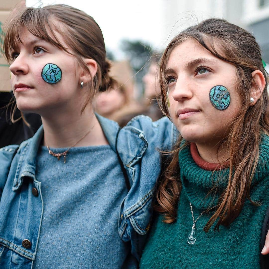 ELLE Magazineさんのインスタグラム写真 - (ELLE MagazineInstagram)「Today, youth activists from all over the world skipped school to demand elected officials take action against the climate crisis. The international day of protest occurred in more than 112 countries—one of the biggest environmental school strikes in history. Link in bio for some of the most inspiring images from the #climatestrike. 🌏」3月16日 3時21分 - elleusa