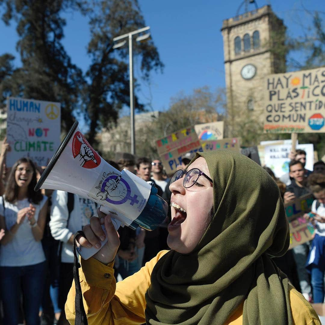 ELLE Magazineさんのインスタグラム写真 - (ELLE MagazineInstagram)「Today, youth activists from all over the world skipped school to demand elected officials take action against the climate crisis. The international day of protest occurred in more than 112 countries—one of the biggest environmental school strikes in history. Link in bio for some of the most inspiring images from the #climatestrike. 🌏」3月16日 3時21分 - elleusa