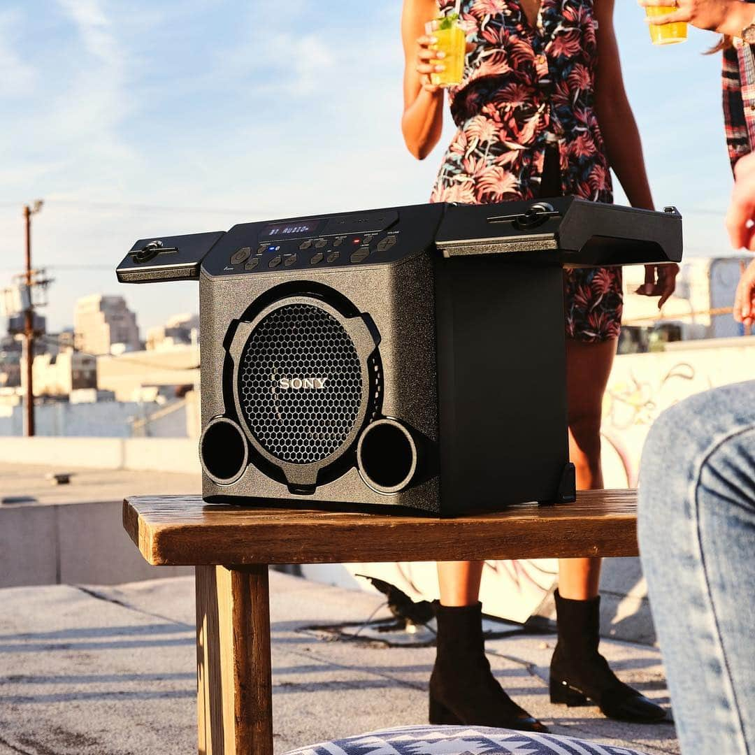 sonyさんのインスタグラム写真 - (sonyInstagram)「Get your weekend started off right 🎶🕺🏾🍹 (The GTK-PG10 Outdoor Wireless Speaker) #SonyAudio」3月16日 3時35分 - sonyelectronics