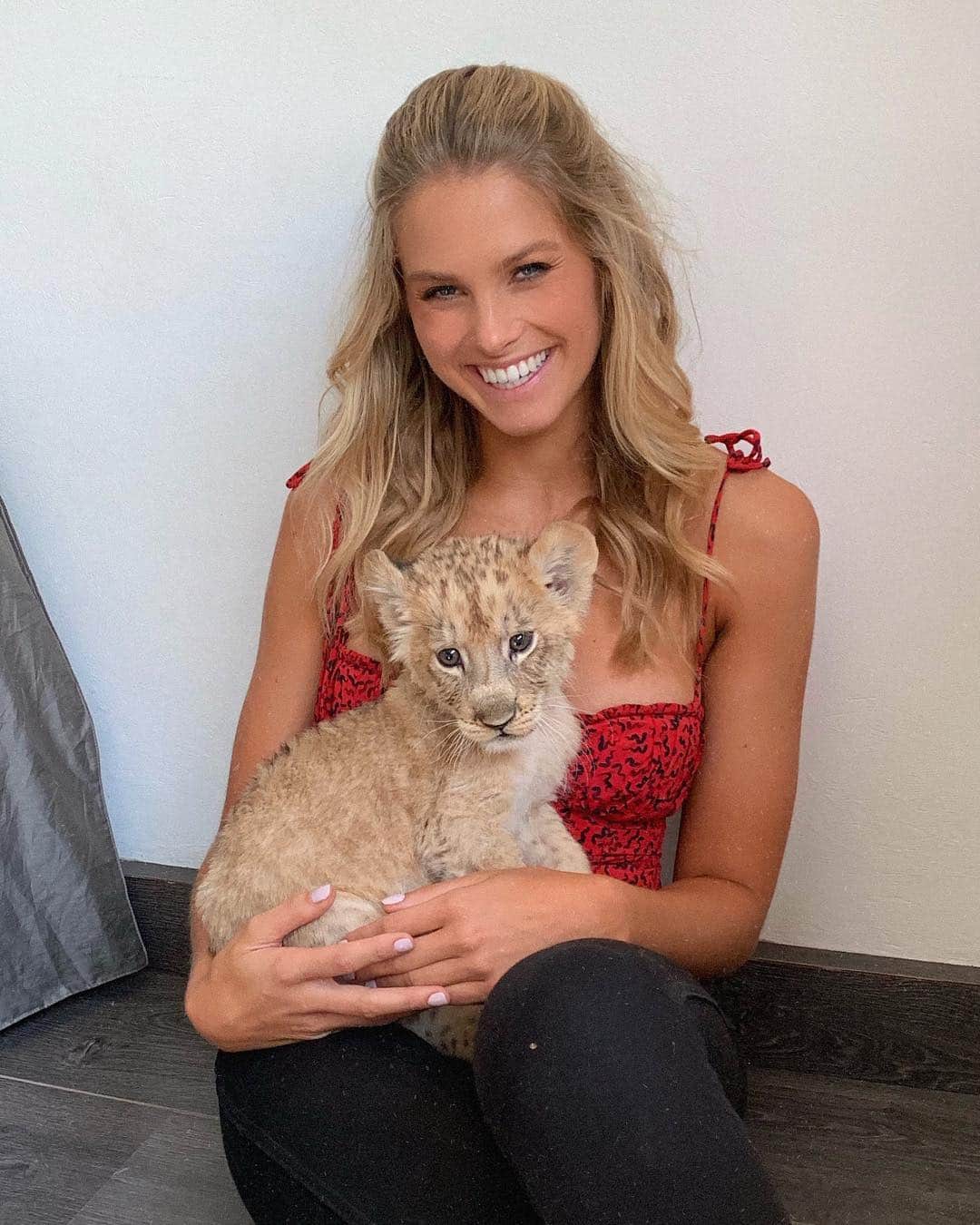 ナタリー・ジェーン・ローザーのインスタグラム：「Was lucky enough to visit @blackjaguarwhitetiger to learn about their rescue activities with little cubs like this. It’s crazy to hear that in Mexico you can purchase a tiger for $2000, and then people just change their minds or come to realize they’re not capable of caring for these wild animals. This is one of the many ways @blackjaguarwhitetiger end up with their animals. They can come in injured or poorly treated, with no experience living in the wild. @blackjaguarwhitetiger offer these precious guys a sanctuary where they are safe from preforming or being hurt. These cubs are 3 weeks old and already so big! But just oh so cute! They’re being fed and watched (and loved) until they’re big enough to go to the acreage with other lions and tigers 🐅 Thank you for teaching me about these incredible and powerful animals @blackjaguarwhitetiger ❤️ swipe for cuteness ❤️ #savelions」
