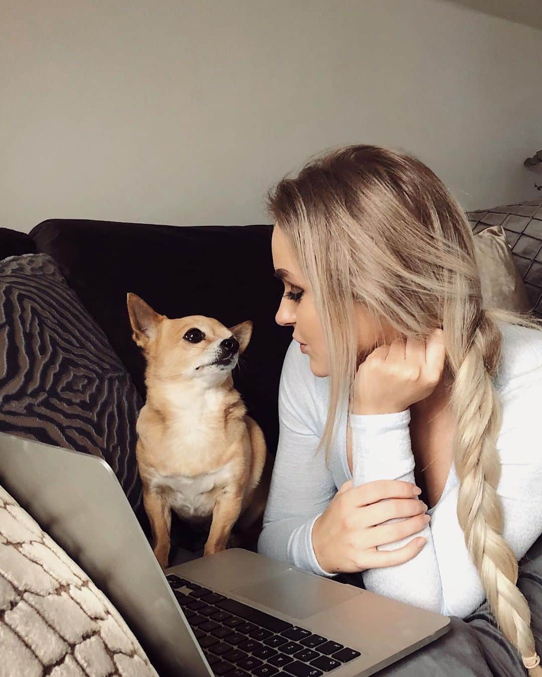 Anna Nyströmさんのインスタグラム写真 - (Anna NyströmInstagram)「Rainy Friday = Netflix and cuddles with little cutie next to me 🐕😍 What are your plans for tonight? 💕」3月16日 3時43分 - annanystrom