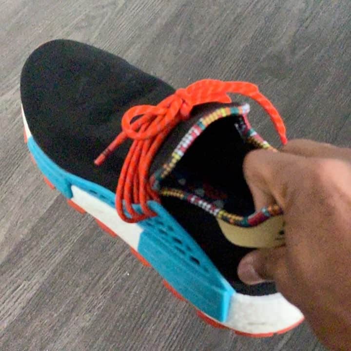 デライノ・デシールズ・ジュニアのインスタグラム：「This is my spin on the #vanschallenge with the help of my @adidas 💯 👟」
