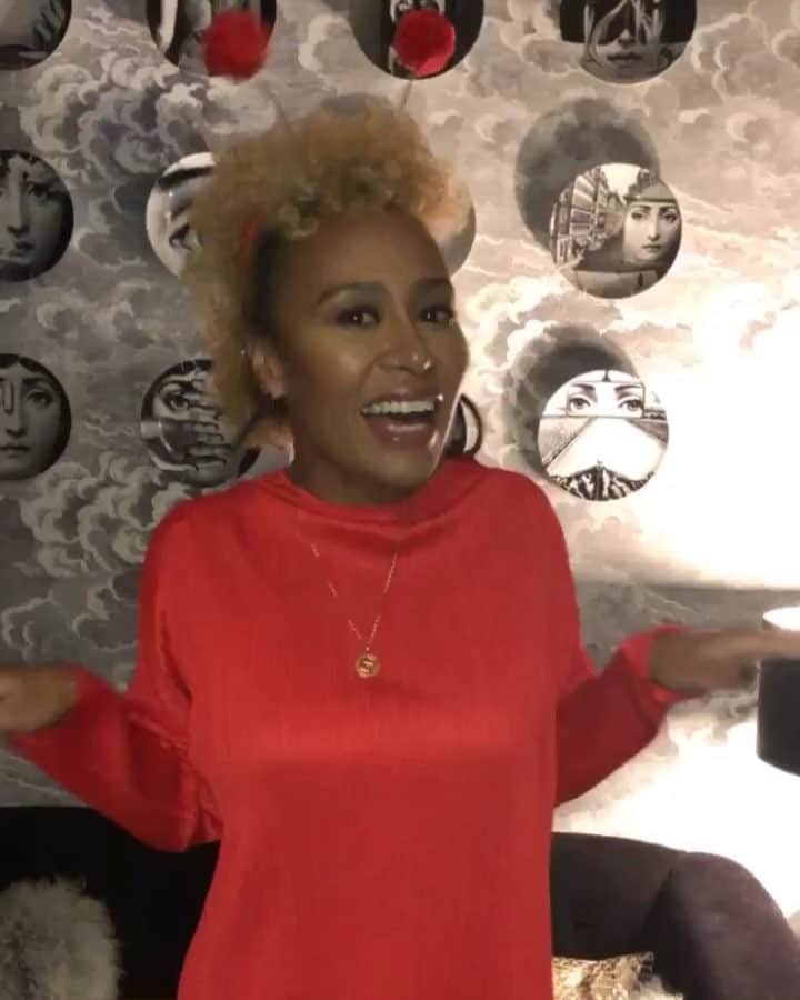 Emeli Sandéのインスタグラム：「Tune in on BBC1 from 7pm to watch Comic Relief where I will be performing Sparrow 🕊 Let’s get together to raise funds and make a difference x」