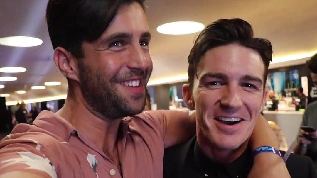 E! Onlineさんのインスタグラム写真 - (E! OnlineInstagram)「Hug me brotha!! Drake and Josh are teaming up for something "really cool and exciting." Link in bio for everything Drake Bell revealed about their upcoming project. (📷: Youtube)」3月16日 4時04分 - enews