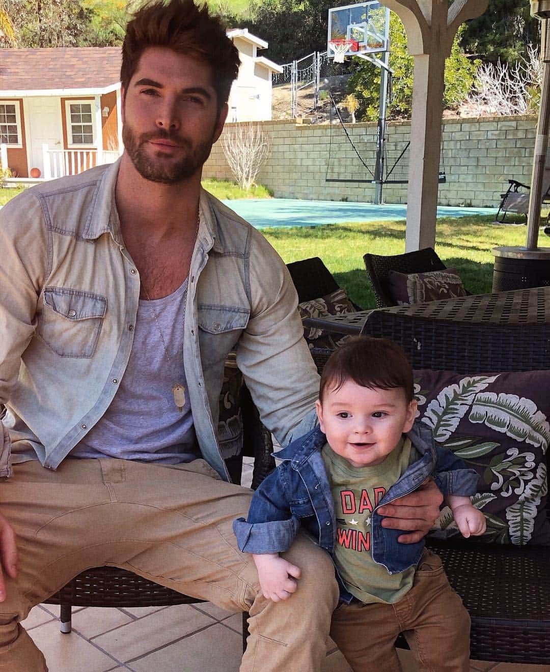 ニック・ベイトマンのインスタグラム：「Happy 6 months my forever wingman, you’ll be bigger than me by the time you’re 1 at this pace」