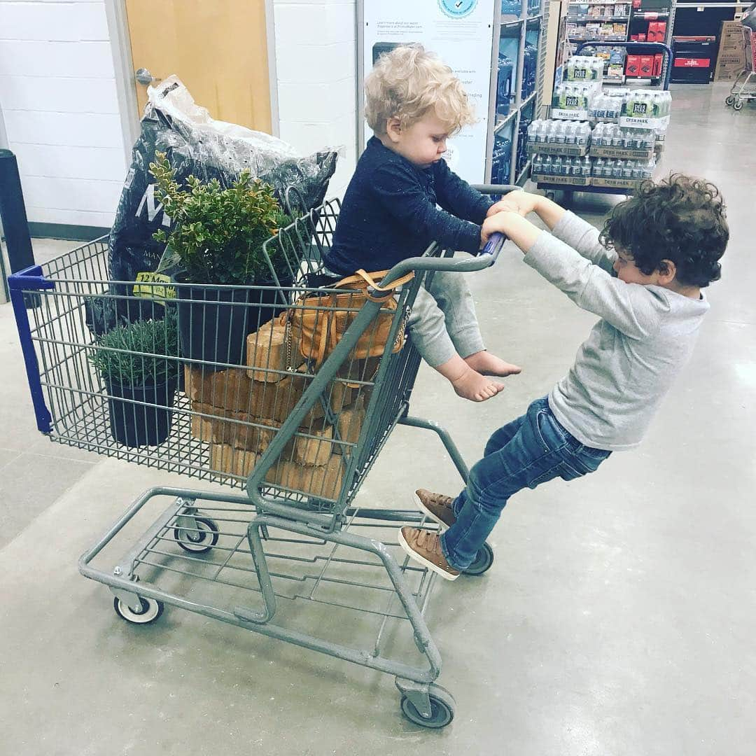 ジェッサ・ダガーさんのインスタグラム写真 - (ジェッサ・ダガーInstagram)「Just been doing a little spring prep while @ben_seewald is on spring break. 🌱🌸 Pretty sure we’ve been to Lowe’s 3x this week. 😆  P.S. I do not have a green thumb, so I always try to go for inexpensive, hardy options that will *hopefully* survive even if I forget to water them for 2 weeks. 🙈 What are some of your favorite outdoor plants that are hard to kill? 🤔」3月16日 3時57分 - jessaseewald