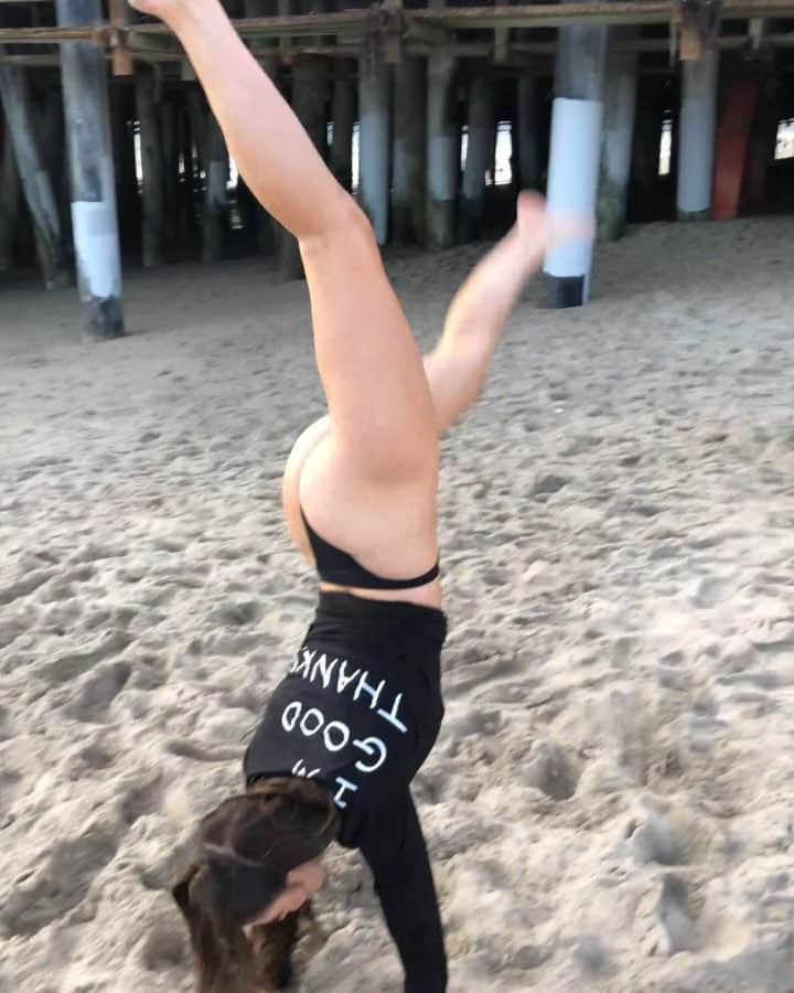 Hannah Stockingのインスタグラム：「MERCH IS OUT NOW!  link in bio.」