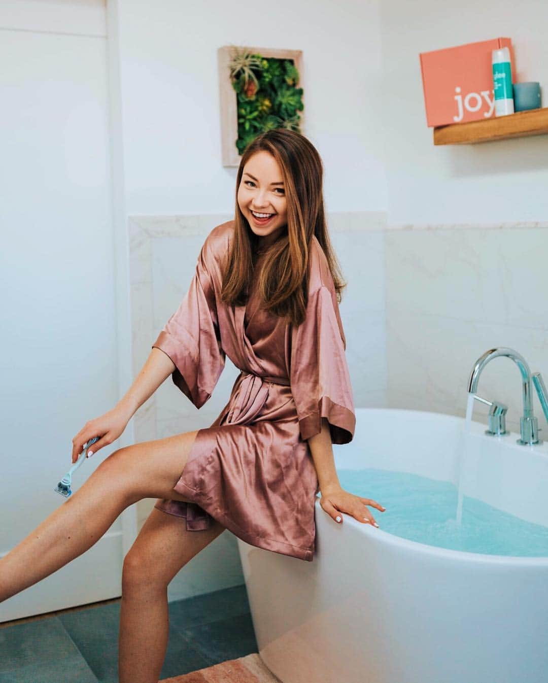 Meredith Fosterさんのインスタグラム写真 - (Meredith FosterInstagram)「Feeling extra JOYful about the new @joy_shave razor (pun intended) 🛁 Since shorts season is coming I have decided to shave my legs after months of covering up my leg hair in leggings 😂 Joy razors come in pink and teal aka my favorite colors and makes shaving so easy I could do it with my eyes closed... but I won’t. 👍🏼💕 #findyourjoy only @Walmart #hellojoy #ad」3月16日 4時08分 - meredithfoster