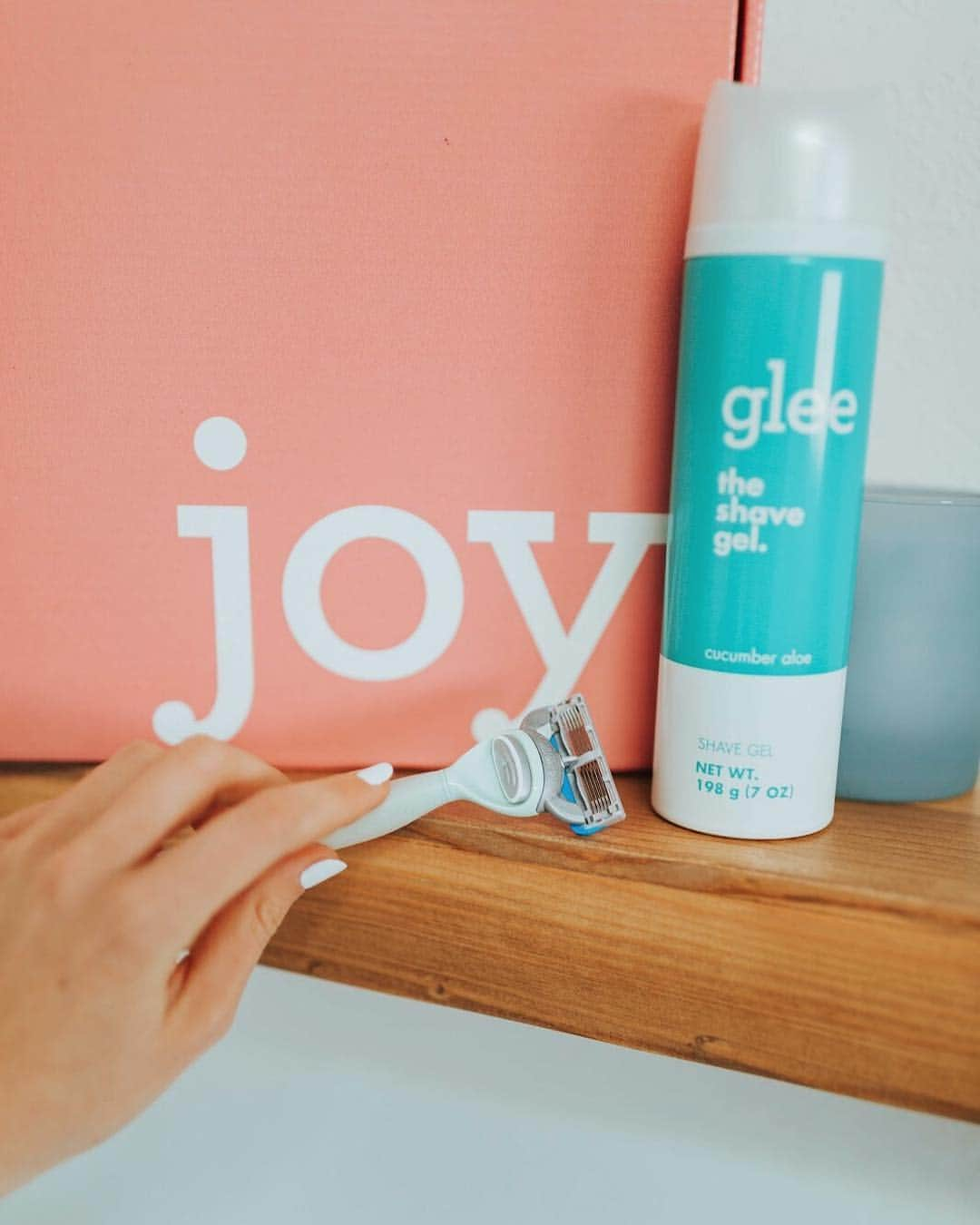 Meredith Fosterさんのインスタグラム写真 - (Meredith FosterInstagram)「Feeling extra JOYful about the new @joy_shave razor (pun intended) 🛁 Since shorts season is coming I have decided to shave my legs after months of covering up my leg hair in leggings 😂 Joy razors come in pink and teal aka my favorite colors and makes shaving so easy I could do it with my eyes closed... but I won’t. 👍🏼💕 #findyourjoy only @Walmart #hellojoy #ad」3月16日 4時08分 - meredithfoster