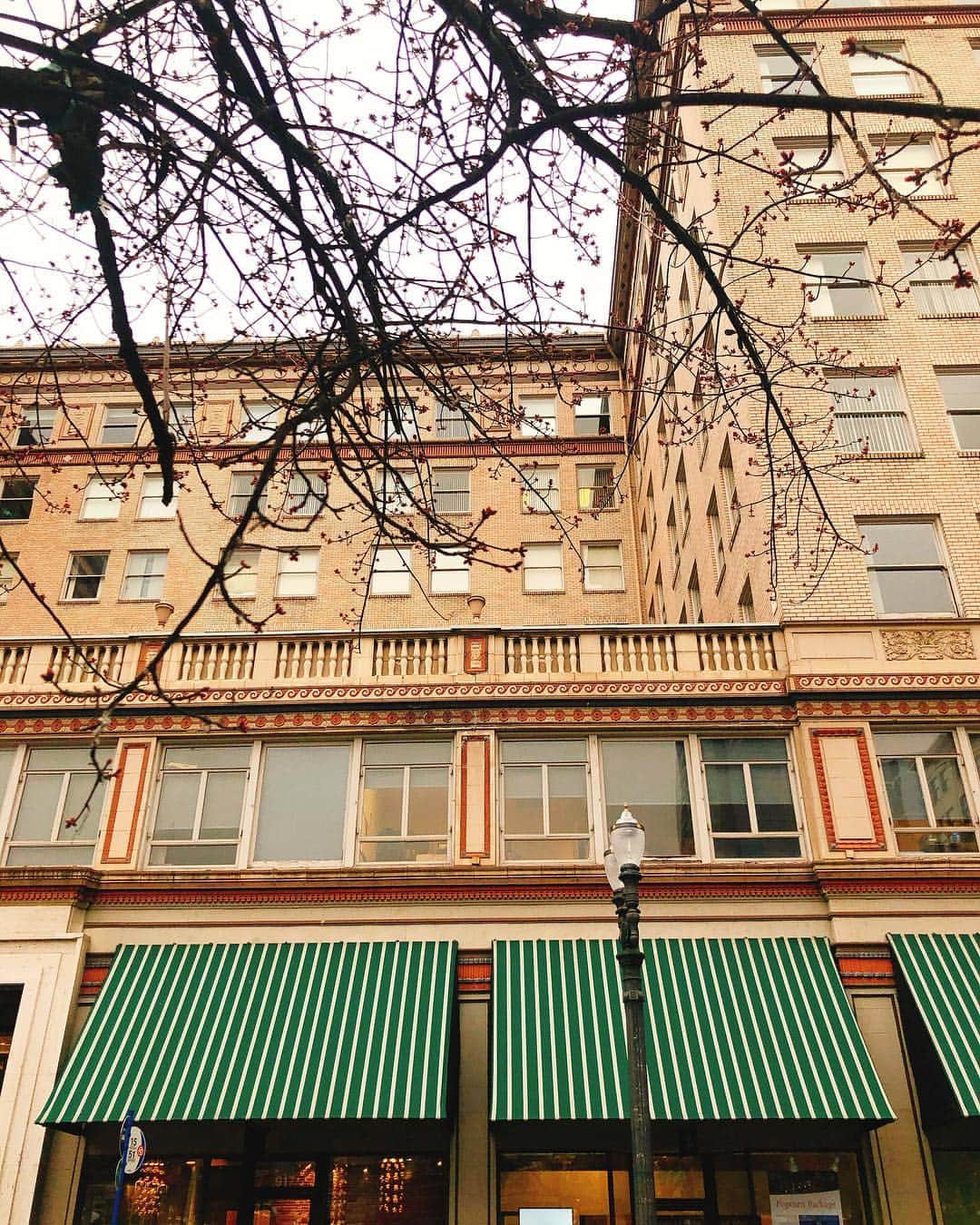 チェ・スルギさんのインスタグラム写真 - (チェ・スルギInstagram)「. Portland 🇺🇸 . . Powell's book  Ace Hotel . . 미국 보다는 유럽의 감성이  더 묻어나는  포틀랜드」3月16日 4時14分 - angel9028