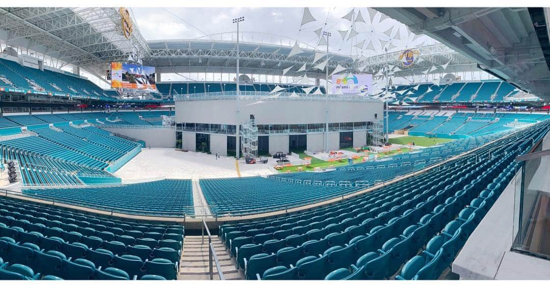 マンデイ・ミネラさんのインスタグラム写真 - (マンデイ・ミネラInstagram)「New venue in @miamiopen 🤩 centre court is located in the @hardrockstadium! Just impressive 🔥#LetsMakeItHappen #Luxembourg #hardrockstadium #miamiopen #tennislife #travellife」3月16日 4時18分 - mandyminella