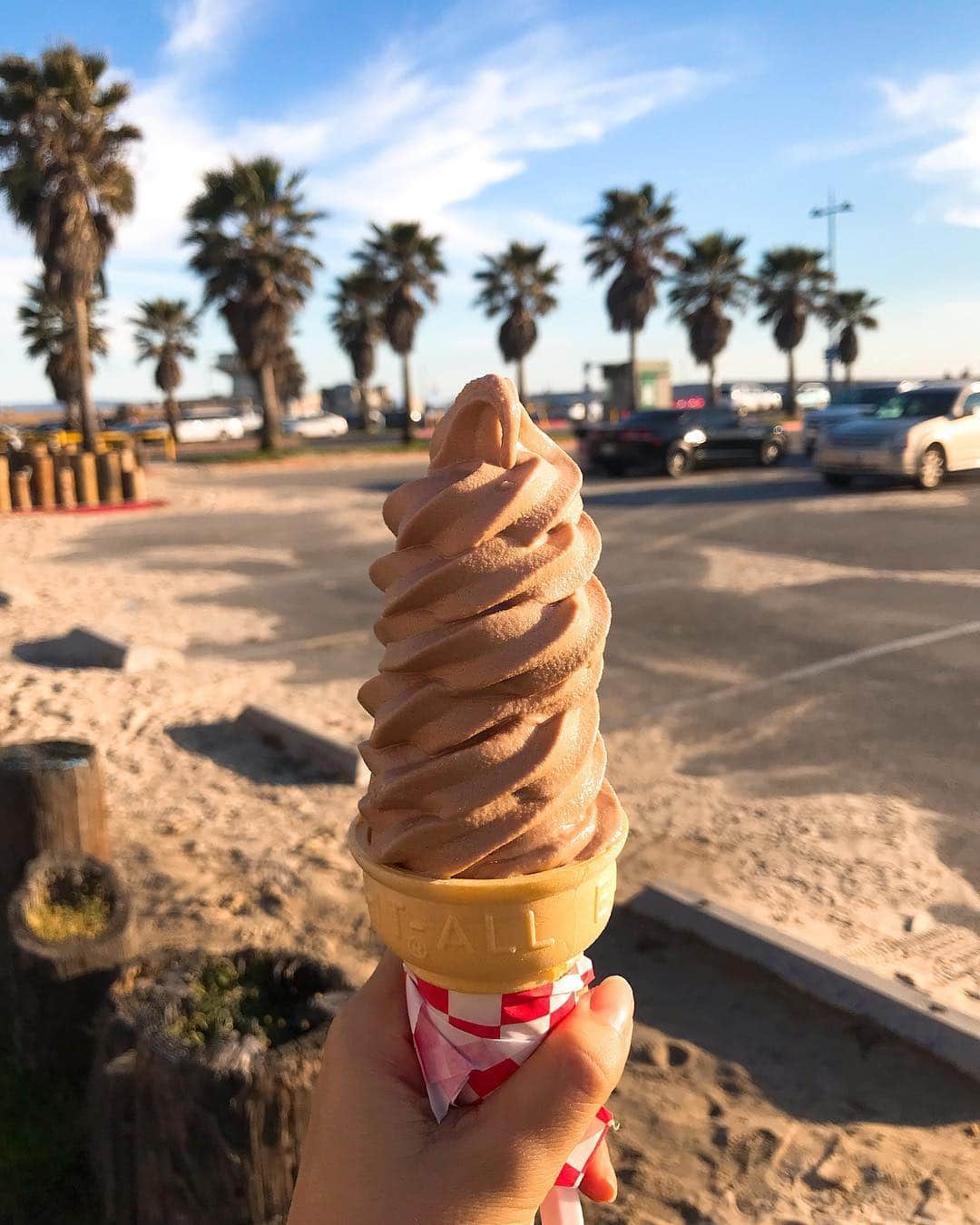 のインスタグラム：「✴︎ #イマソラ  VENICEビーチのICE CREAM🍦 ・ 鼻から潮風を吸い込んで〜、無になり、クリームの塔の先端から天空🌐とのつながりを感じながら、ICECREAMをいただく。 禅-ZEN-の世界🙏 #カリフォルニアは金曜日  熱心に仕事中ww ・ ・ 今日は日差しが強いみたい。 I need STRONG SPF‼️🌞 ・ ・ Report by  BLUER STAFF 🛴✨ ・ #bluer #teambluer #bluerco  #カリフォルニア #surf #旅 #サンタモニカ #outdoor #旅好きな人と繋がりたい #海好きな人と繋がりたい #サーフィン #海 #ライフスタイル #サーフィン #sup #ライフセービング #ビーチ #スノーボード #スケートボード #surf #sunset #instagood #イマソラ」