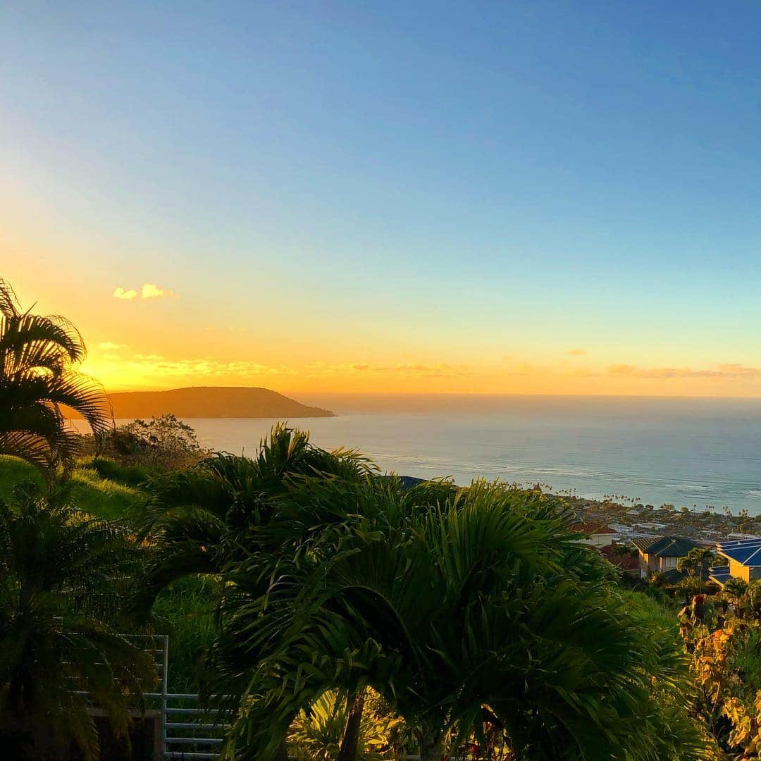 マキ・コニクソンさんのインスタグラム写真 - (マキ・コニクソンInstagram)「Good morning from Oahu !!そしてHappy Aloha Friday!  どんどん太陽が左側にズレてきているから、もううちのラナイからは日の出が見れなくなってしまった。😢私は太陽の位置でハワイの季節を感じています。☀️ 今はハワイの春だね！昨晩雨が降ったから今朝は空気が澄んでとっても気持ちが良いです！今日も嫌な事や嫌な人に負けずがんばんべぇ！👍🏼 頭をサッサと切り替えて何事もmove onしましょう！それが一番だよね！☝🏼 素敵な週末をお過ごし下さい！✨✨ Have a lovely weekend!! 💕💕 #ハワイのおすそ分け🤙🏼 #今日も頑張るぞぃ💪🏼」3月16日 4時23分 - makikonikson