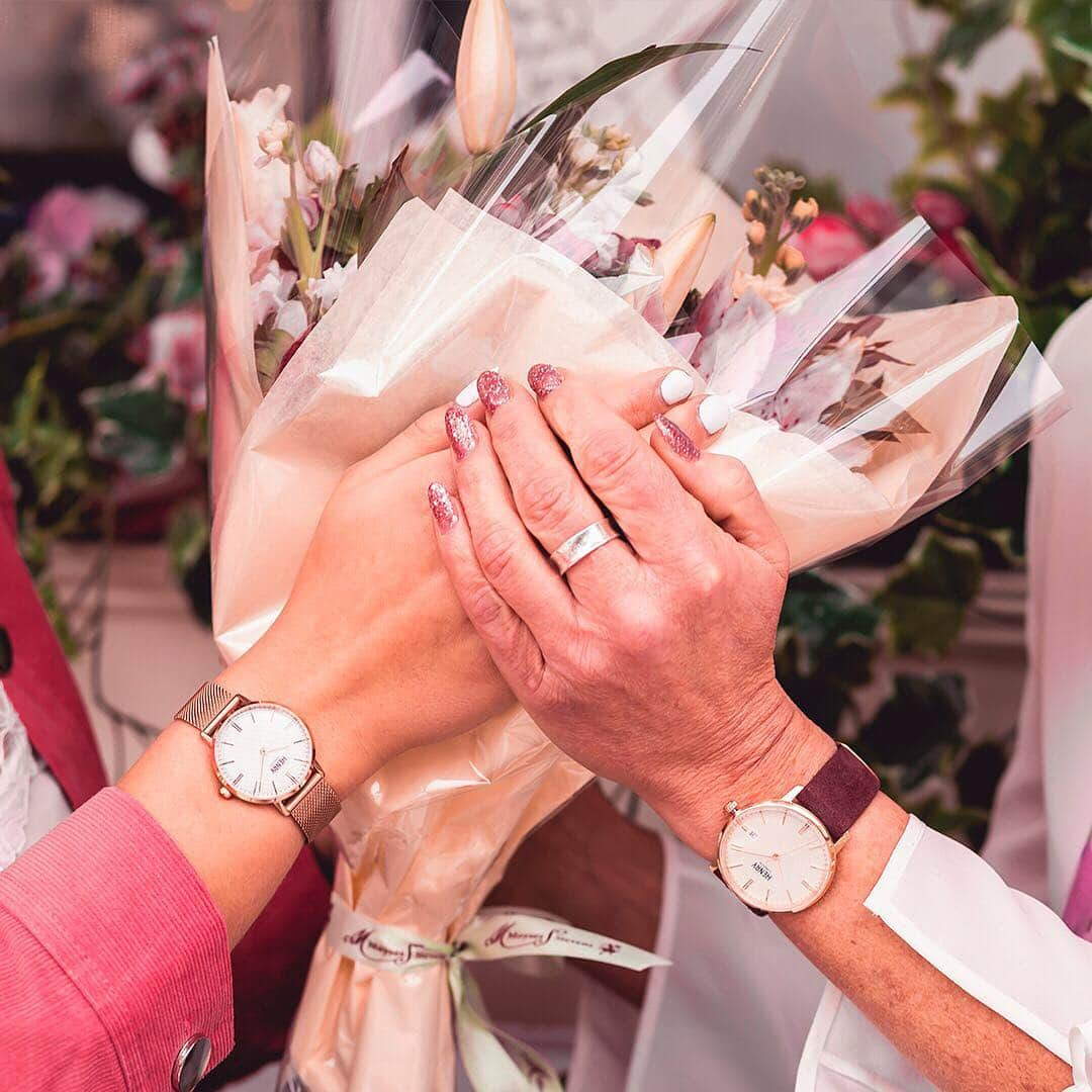 Henry London Official page of Britishさんのインスタグラム写真 - (Henry London Official page of BritishInstagram)「We had such fun shooting with these two gorgeous girls wearing their Regency watches. @jadewarnes @sharniwarnes . . . #henrylondon #henrywatches #womenswatches  #mothersday #mothersdaygifts #mothersday2019 #mothersdayideas #mothersdaygiveaway #personalisation #mum #giftsforher #watchphotography #rosegold #loveyourmum #everydayluxury #gift #giftsforwomen #loveher #watchlover #indulge #watches #mumsarethebest  #giftsformum #BFFgoals #suedewatch #celebration #pinkgoals #flowers」3月16日 4時33分 - henrywatches