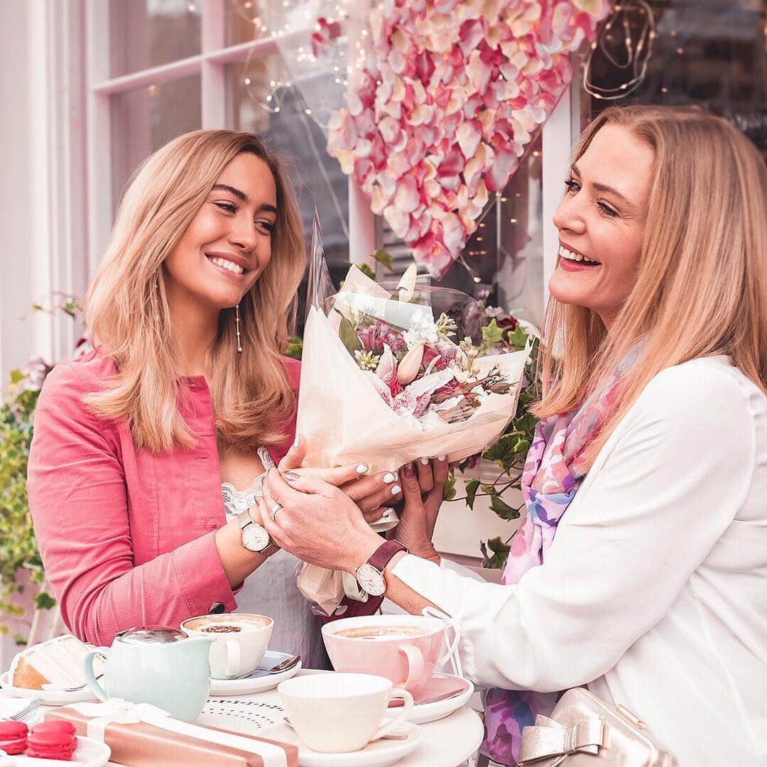 Henry London Official page of Britishさんのインスタグラム写真 - (Henry London Official page of BritishInstagram)「We had such fun shooting with these two gorgeous girls wearing their Regency watches. @jadewarnes @sharniwarnes . . . #henrylondon #henrywatches #womenswatches  #mothersday #mothersdaygifts #mothersday2019 #mothersdayideas #mothersdaygiveaway #personalisation #mum #giftsforher #watchphotography #rosegold #loveyourmum #everydayluxury #gift #giftsforwomen #loveher #watchlover #indulge #watches #mumsarethebest  #giftsformum #BFFgoals #suedewatch #celebration #pinkgoals #flowers」3月16日 4時33分 - henrywatches