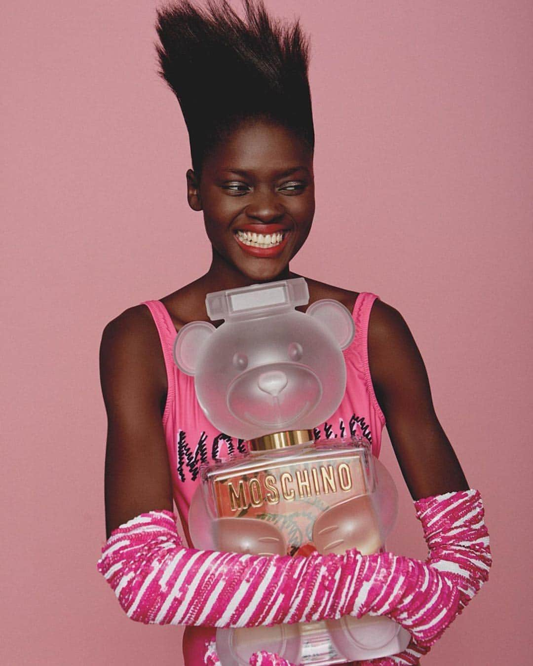 ジェレミー・スコットさんのインスタグラム写真 - (ジェレミー・スコットInstagram)「CHIC ! @darkskin_tosin IN @moschino  CAPTURED BY @smiggi STYLED BY @luca_falcioni_ FOR @wonderland 🖤🎀🖤」3月16日 4時42分 - jeremyscott