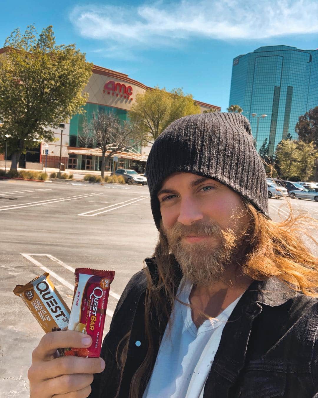 モデル、ブロック・オハーンのインスタグラム：「Fun fact : Growing up I moved so much I didn’t get to play sports or stick with any one thing. But no matter how many towns I moved to there was always a movie theater. 🎥🍿 I used to see back to back features. Sometimes 3 a day!! It was my favorite escape.  But I think we can all agree the movie theater snacks are still overpriced haha so as I got older and wiser, I now line my pockets with @questnutrition bars! 😏  Now time to go see this matinee 🤙🏽 #onaquest」