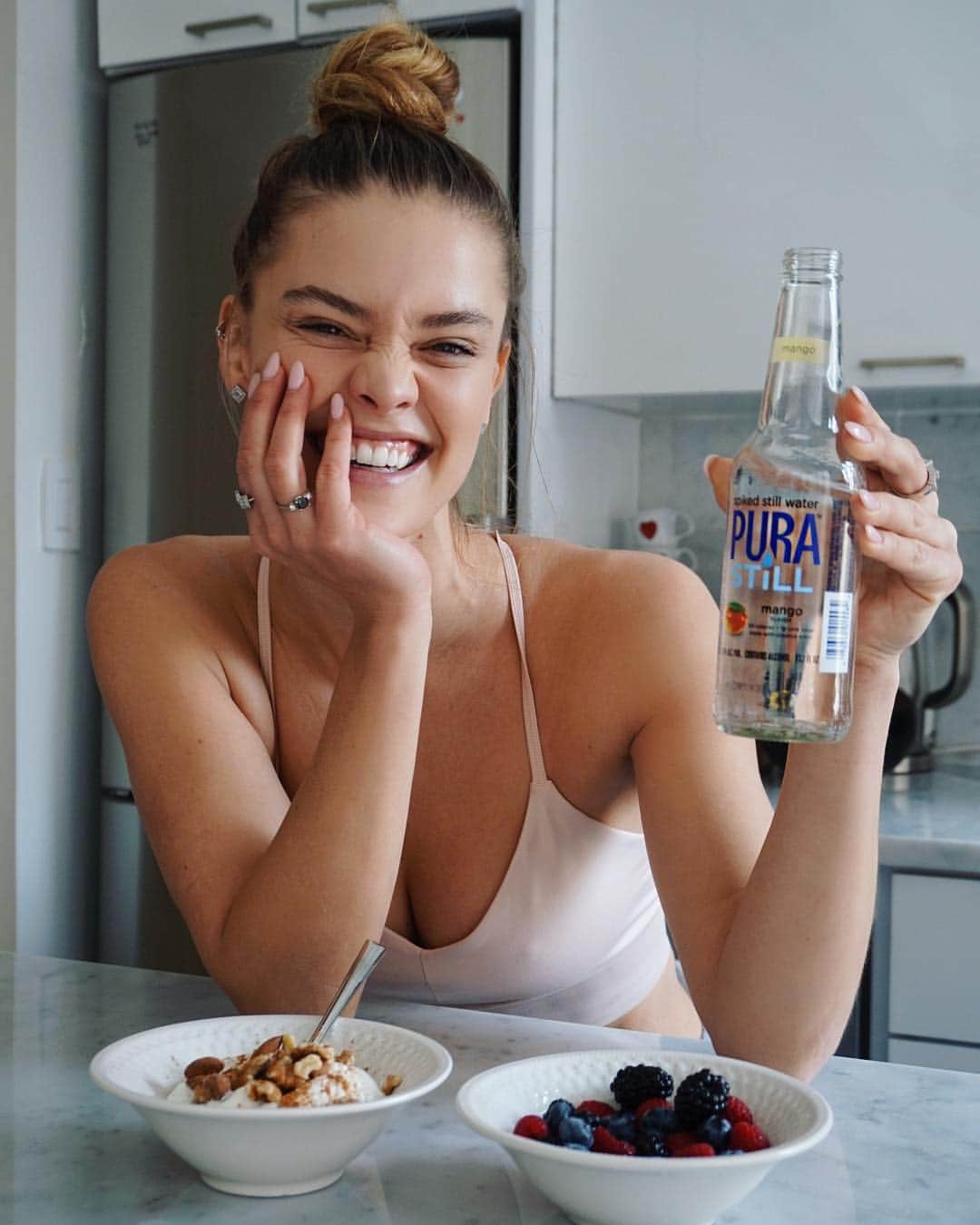 ニーナ・アグダルのインスタグラム：「My face cus it’s Friday and I’m done with my 60 minute cardio workout and it’s 5 o’clock somewhere, so it's time for @purastill! What do you guys do to stay healthy? #purastill #21+ 😜」