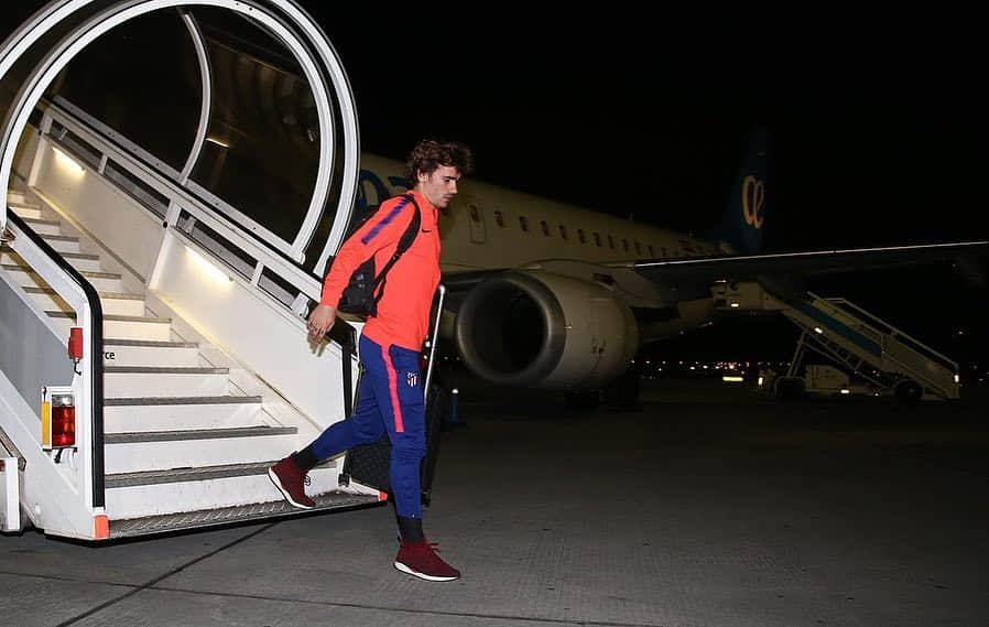 アトレティコ・マドリードさんのインスタグラム写真 - (アトレティコ・マドリードInstagram)「🛬 ¡Aterrizamos! ⚽Concentrados para el #AthleticAtleti - 🛬 We've landed in Bilbao! ⚽ Full focus on #AthleticAtleti - 🛬📍Les rojiblancos sont arrivés en terre basque. Rdv demain pour cette 28ème journée de LaLiga contre l’Athletic! 👉¡Vamos! 🏧  #AúpaAtleti #Atleti #Atlético #AtléticoDeMadrid #LaLiga #Soccer #Football #Fútbol」3月16日 4時53分 - atleticodemadrid