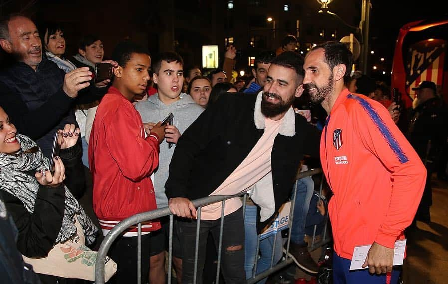 アトレティコ・マドリードさんのインスタグラム写真 - (アトレティコ・マドリードInstagram)「🛬 ¡Aterrizamos! ⚽Concentrados para el #AthleticAtleti - 🛬 We've landed in Bilbao! ⚽ Full focus on #AthleticAtleti - 🛬📍Les rojiblancos sont arrivés en terre basque. Rdv demain pour cette 28ème journée de LaLiga contre l’Athletic! 👉¡Vamos! 🏧  #AúpaAtleti #Atleti #Atlético #AtléticoDeMadrid #LaLiga #Soccer #Football #Fútbol」3月16日 4時53分 - atleticodemadrid