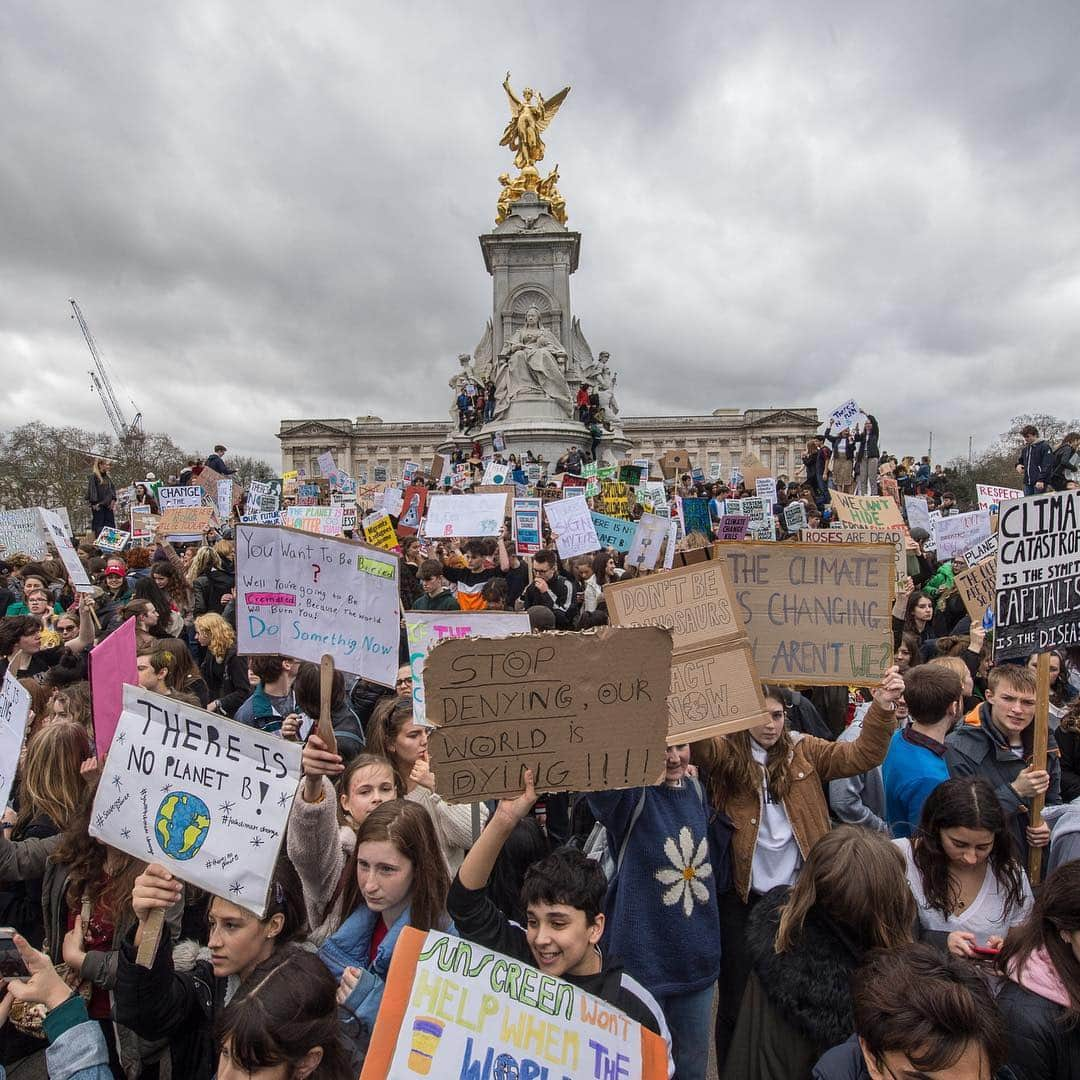 CNNさんのインスタグラム写真 - (CNNInstagram)「Following the lead of @gretathunberg, thousands of students in more than 100 countries walked out of class Friday to demand action on climate change 🌎 The 16-year-old Swedish activist started the youth climate movement last year when she began skipping school to protest outside the Swedish parliament. Above, students protest in Berlin, Nairobi, Paris, Lisbon, New York, London, Seoul and Tokyo. To learn more about the #globalclimatestrike, check out our Instagram story and click the link in our bio. (📸: Sean Gallup, Kiran Ridley, Horacio Villalobos, Jeenah Moon, Guy Smallman, Chung Sung-Jun, Takashi Aoyama via Getty Images)」3月16日 4時54分 - cnn