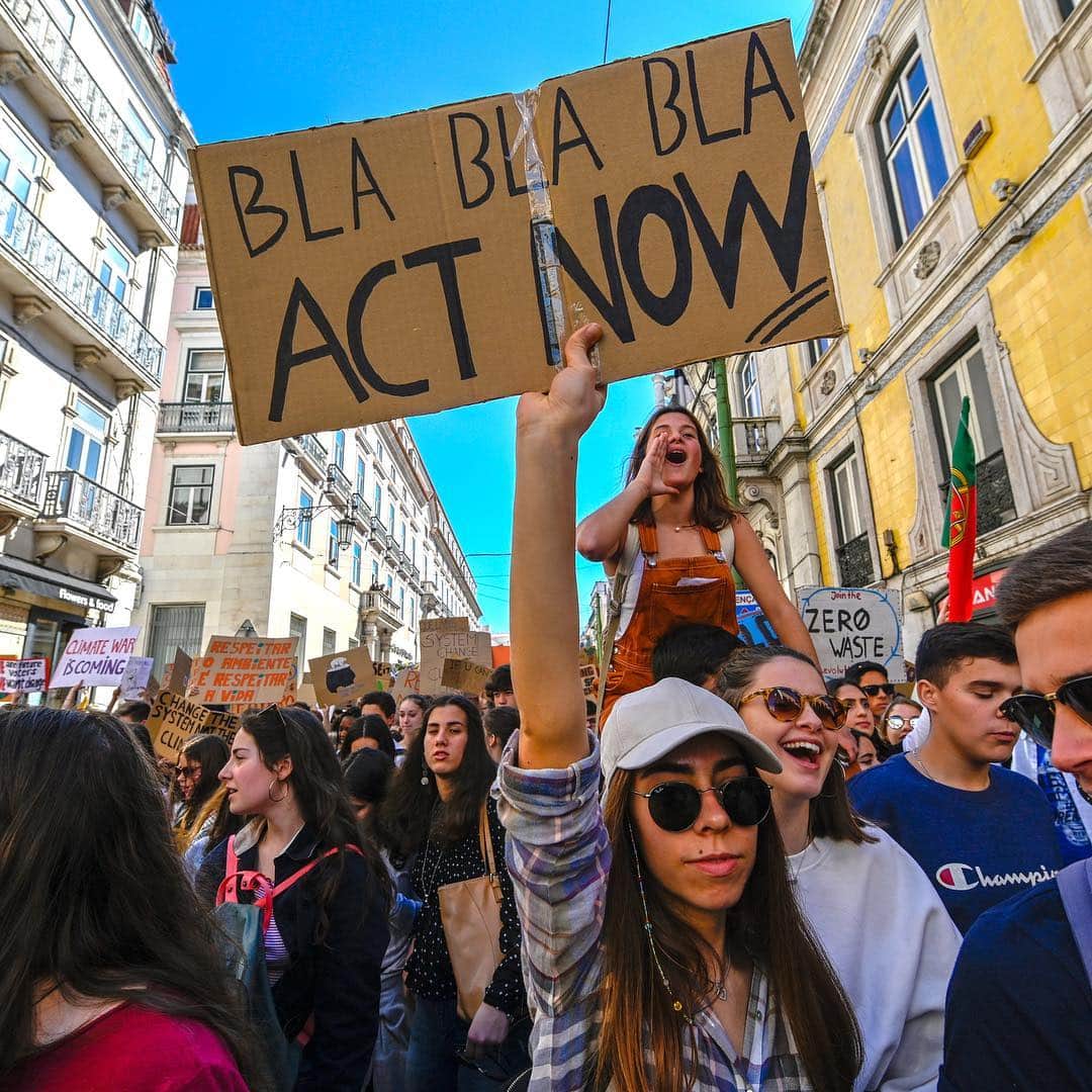 CNNさんのインスタグラム写真 - (CNNInstagram)「Following the lead of @gretathunberg, thousands of students in more than 100 countries walked out of class Friday to demand action on climate change 🌎 The 16-year-old Swedish activist started the youth climate movement last year when she began skipping school to protest outside the Swedish parliament. Above, students protest in Berlin, Nairobi, Paris, Lisbon, New York, London, Seoul and Tokyo. To learn more about the #globalclimatestrike, check out our Instagram story and click the link in our bio. (📸: Sean Gallup, Kiran Ridley, Horacio Villalobos, Jeenah Moon, Guy Smallman, Chung Sung-Jun, Takashi Aoyama via Getty Images)」3月16日 4時54分 - cnn