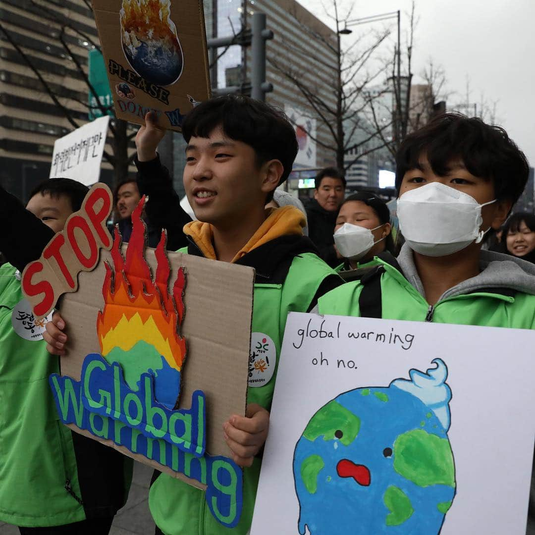 CNNさんのインスタグラム写真 - (CNNInstagram)「Following the lead of @gretathunberg, thousands of students in more than 100 countries walked out of class Friday to demand action on climate change 🌎 The 16-year-old Swedish activist started the youth climate movement last year when she began skipping school to protest outside the Swedish parliament. Above, students protest in Berlin, Nairobi, Paris, Lisbon, New York, London, Seoul and Tokyo. To learn more about the #globalclimatestrike, check out our Instagram story and click the link in our bio. (📸: Sean Gallup, Kiran Ridley, Horacio Villalobos, Jeenah Moon, Guy Smallman, Chung Sung-Jun, Takashi Aoyama via Getty Images)」3月16日 4時54分 - cnn