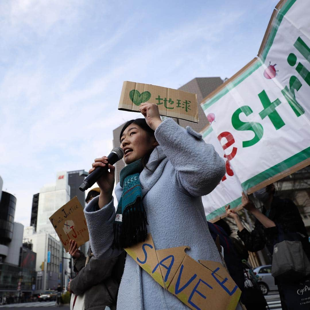 CNNさんのインスタグラム写真 - (CNNInstagram)「Following the lead of @gretathunberg, thousands of students in more than 100 countries walked out of class Friday to demand action on climate change 🌎 The 16-year-old Swedish activist started the youth climate movement last year when she began skipping school to protest outside the Swedish parliament. Above, students protest in Berlin, Nairobi, Paris, Lisbon, New York, London, Seoul and Tokyo. To learn more about the #globalclimatestrike, check out our Instagram story and click the link in our bio. (📸: Sean Gallup, Kiran Ridley, Horacio Villalobos, Jeenah Moon, Guy Smallman, Chung Sung-Jun, Takashi Aoyama via Getty Images)」3月16日 4時54分 - cnn