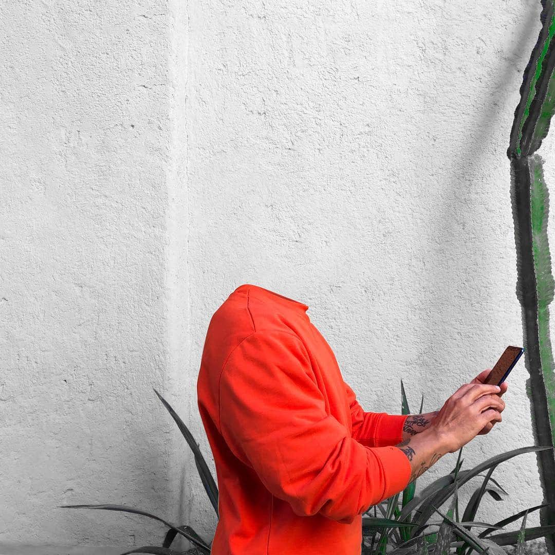 Giuseppe Pepeさんのインスタグラム写真 - (Giuseppe PepeInstagram)「#LoosingMyMind . ~ MEDITERRANEO 3/3📱🌿🍷 . How would you look without your head? . La luce, l’attimo esatto, la giusta esposizione e un pò di passione sono tutti quegli elementi che messi assieme fanno di una semplice foto un ottimo scatto. In questi mesi mi sono davvero divertito a scattare con il nuovo #GalaxyA9 di @SamsungItalia, sono rimasto basito dalle potenzialità di questo smartphone a partire dallo schermo OLED, dalla risoluzione tradotta in mp, alle 4 fotocamere con le sue molteplici funzionalità insomma un gioiellino per chi ama la mobilegrafia. . 📸 #pepedsgn . #DoWhatYouCant #SamsungItalia #galaxyitaliaambassador . #headlesspic #creativeart #designideas #stillalive #mixedfeelings #giuseppepepe #antibeauty #artist_features #primerolacomunidad #ps_editing #artistsoninstagram  #artofvisuals #creativityfound  #thedesigntip #creative #igcreative_editz #fxCreatives #pr0ject_uno #propixz #launchdsigns #thecreateart #surrealismartcommunity #surrealart #adobe」3月16日 4時55分 - pepedsgn