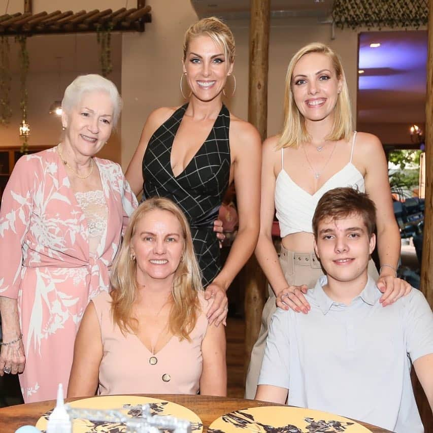 Ana Hickmannさんのインスタグラム写真 - (Ana HickmannInstagram)「Vovó MARIA Helena, vovó @reniagricola , tia @fehickmann e o primo @vitorhickmannschuck #Ale5anos 📸 Foto @agenciabrazilnews @andreaguima5」3月16日 5時04分 - ahickmann