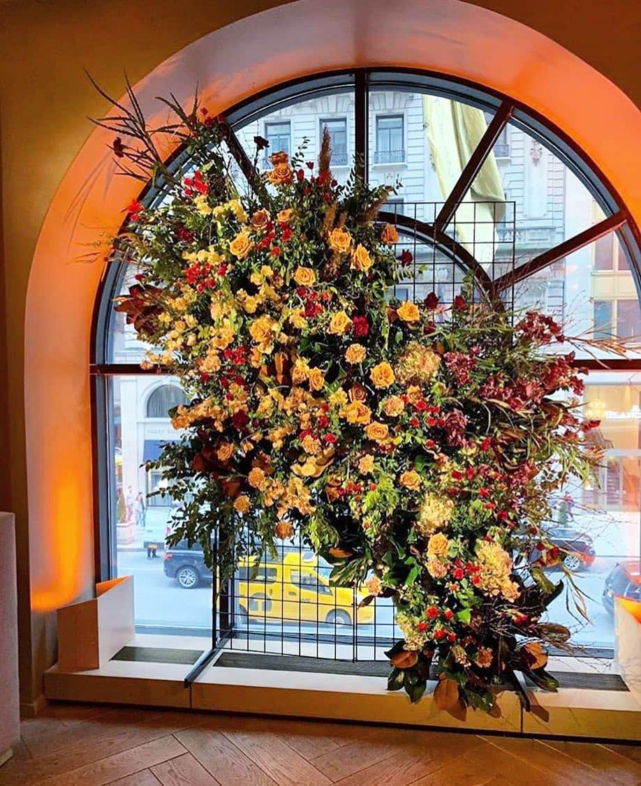 The Peninsula New Yorkさんのインスタグラム写真 - (The Peninsula New YorkInstagram)「A stunning installation from @mcqueensny brings the warming promise of spring inside Clement Restaurant  #flowerfriday」3月16日 5時04分 - thepeninsulanyc