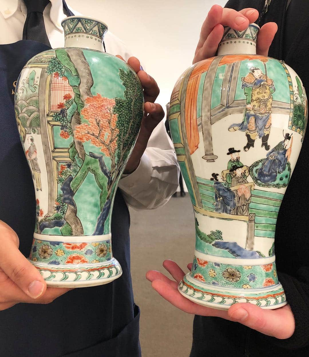 サザビーズさんのインスタグラム写真 - (サザビーズInstagram)「This rare and important pair of famille-verte meiping represents a peak of porcelain production at the turn of the 17th century. Examples of Kangxi dated wares present an opportunity to better understand the evolution of stylistic and technical achievements during an era famous for innovation and change. Each of the present vases depict customary displays of homage by aspiring scholars to provincial governors. A highlight from our KANGXI: The Jie Rui Tang Collection, Part II auction on 20 March, these colorful vases are now on public view in our York Avenue galleries as part of our full Asia Week exhibitions through 22 March in #NYC #SothebysAsianArt」3月16日 5時05分 - sothebys