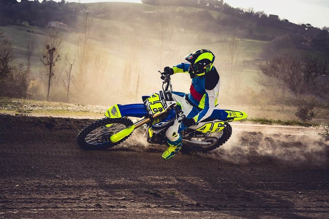 バレンティーノ・ロッシさんのインスタグラム写真 - (バレンティーノ・ロッシInstagram)「Motocross training at the MotoRanch MX park with the @vr46ridersacademyofficial 📸 @camilss」3月16日 4時57分 - valeyellow46