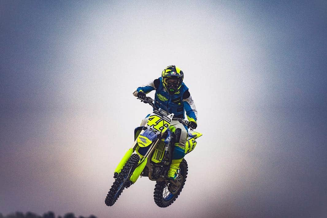 バレンティーノ・ロッシさんのインスタグラム写真 - (バレンティーノ・ロッシInstagram)「Motocross training at the MotoRanch MX park with the @vr46ridersacademyofficial 📸 @camilss」3月16日 4時57分 - valeyellow46