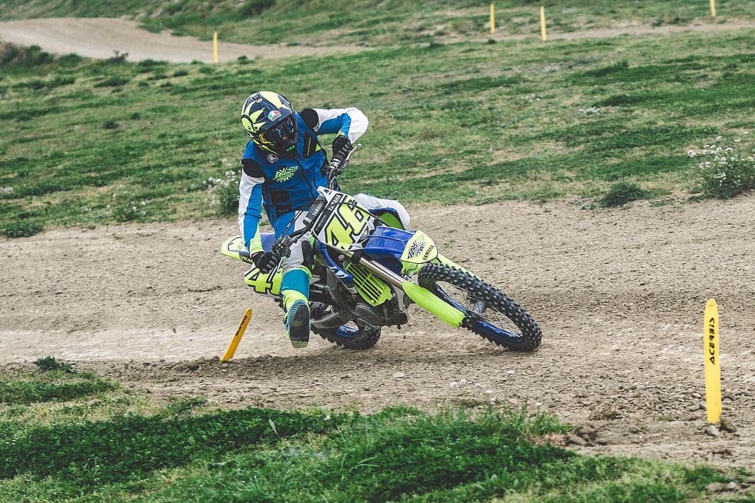 バレンティーノ・ロッシさんのインスタグラム写真 - (バレンティーノ・ロッシInstagram)「Motocross training at the MotoRanch MX park with the @vr46ridersacademyofficial 📸 @camilss」3月16日 4時57分 - valeyellow46