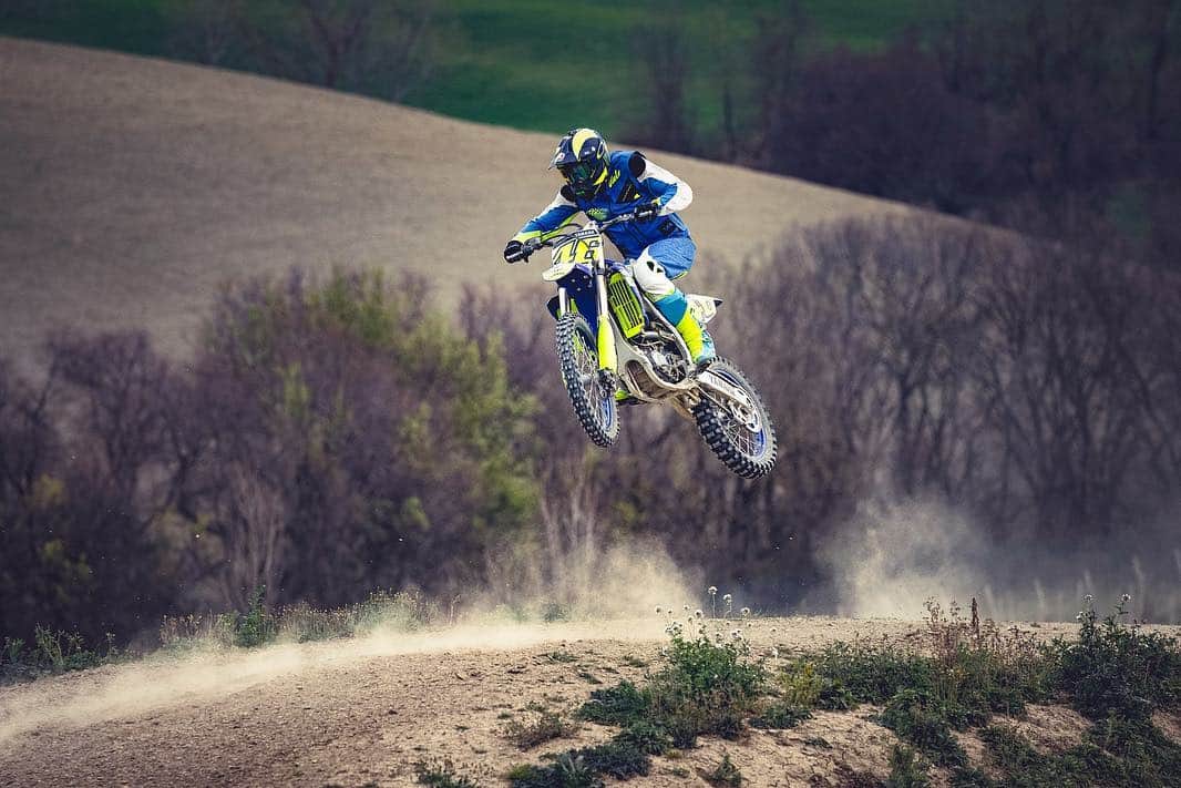 バレンティーノ・ロッシさんのインスタグラム写真 - (バレンティーノ・ロッシInstagram)「Motocross training at the MotoRanch MX park with the @vr46ridersacademyofficial 📸 @camilss」3月16日 4時57分 - valeyellow46