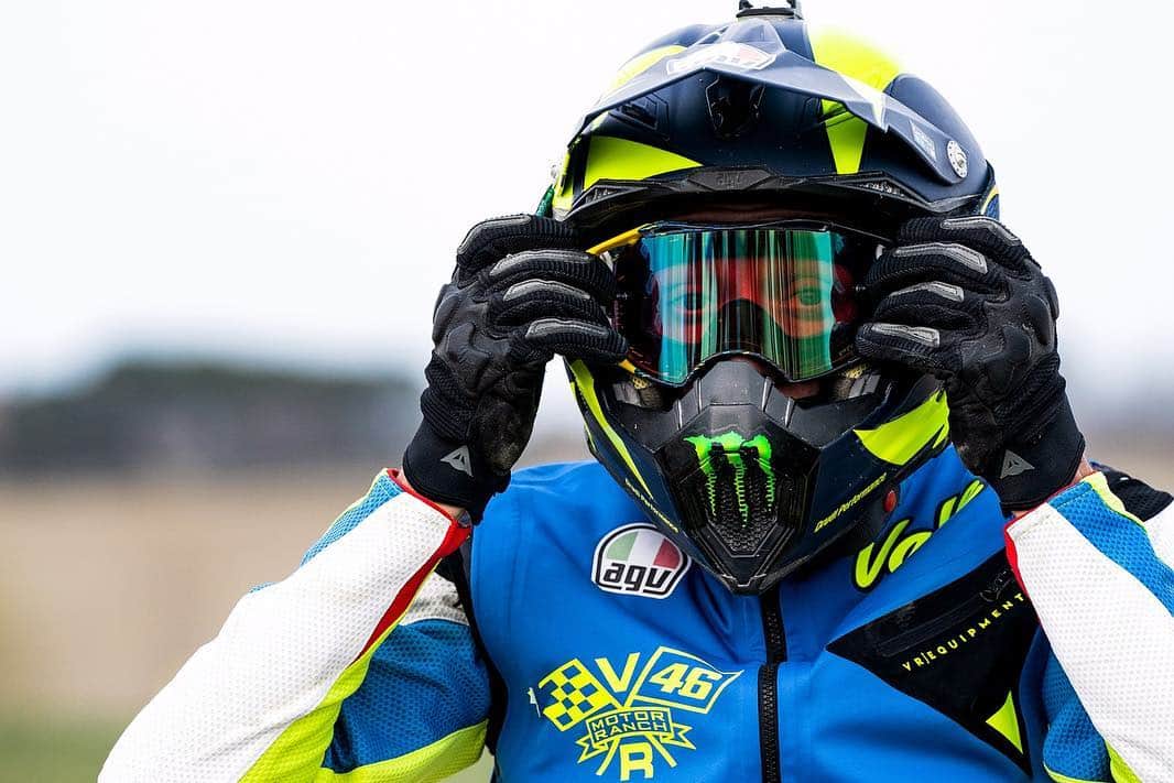 バレンティーノ・ロッシさんのインスタグラム写真 - (バレンティーノ・ロッシInstagram)「Motocross training at the MotoRanch MX park with the @vr46ridersacademyofficial 📸 @camilss」3月16日 4時57分 - valeyellow46