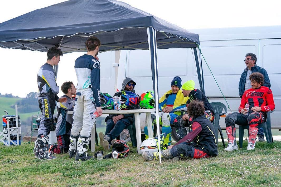 バレンティーノ・ロッシさんのインスタグラム写真 - (バレンティーノ・ロッシInstagram)「Motocross training at the MotoRanch MX park with the @vr46ridersacademyofficial 📸 @camilss」3月16日 4時57分 - valeyellow46