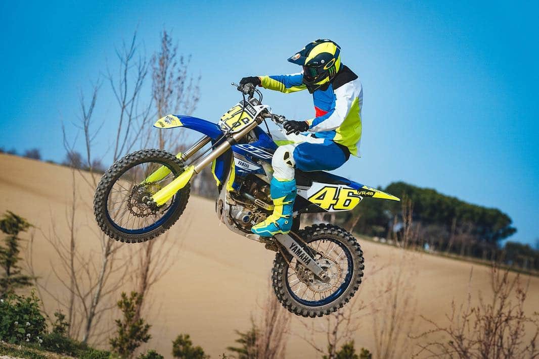 バレンティーノ・ロッシさんのインスタグラム写真 - (バレンティーノ・ロッシInstagram)「Motocross training at the MotoRanch MX park with the @vr46ridersacademyofficial 📸 @camilss」3月16日 4時57分 - valeyellow46