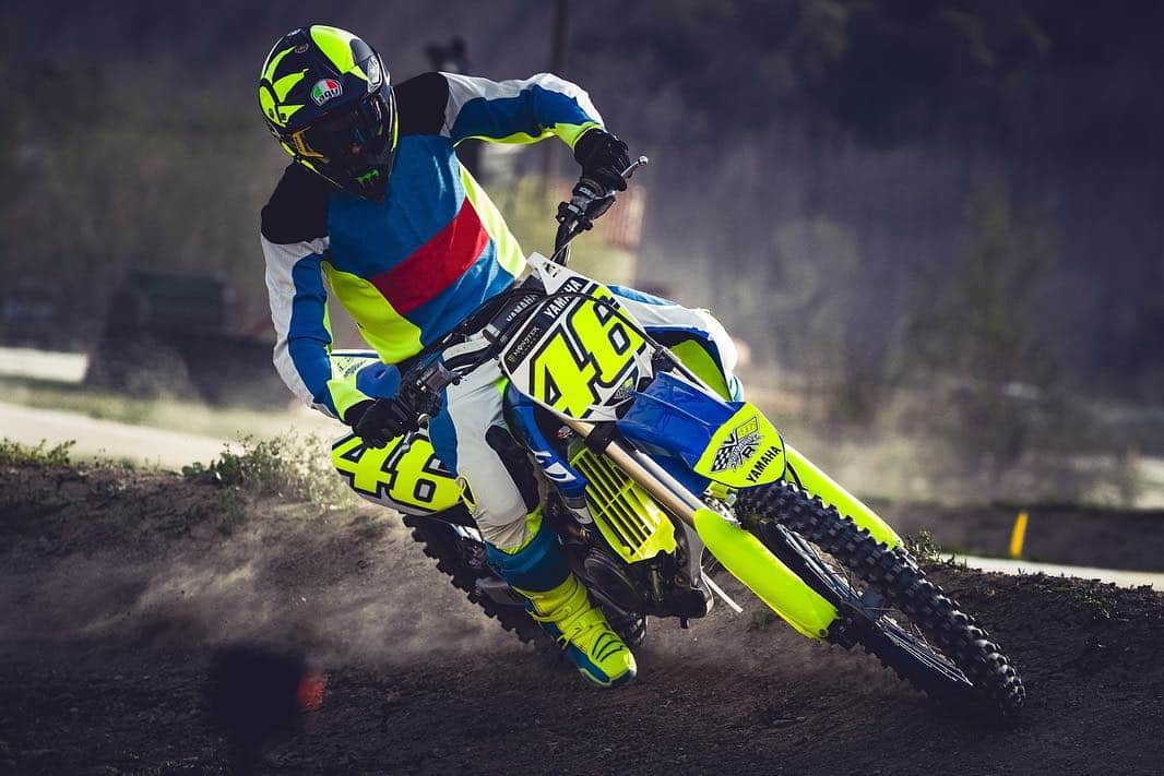 バレンティーノ・ロッシさんのインスタグラム写真 - (バレンティーノ・ロッシInstagram)「Motocross training at the MotoRanch MX park with the @vr46ridersacademyofficial 📸 @camilss」3月16日 4時57分 - valeyellow46