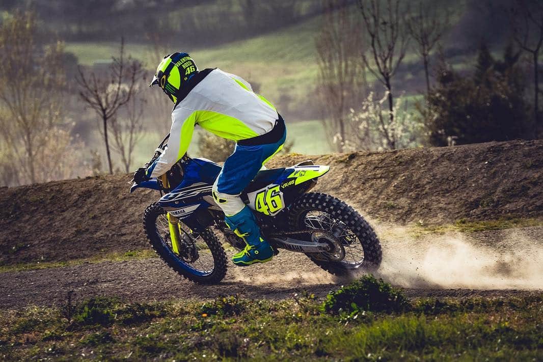 バレンティーノ・ロッシさんのインスタグラム写真 - (バレンティーノ・ロッシInstagram)「Motocross training at the MotoRanch MX park with the @vr46ridersacademyofficial 📸 @camilss」3月16日 4時57分 - valeyellow46