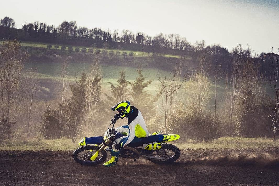 バレンティーノ・ロッシのインスタグラム：「Motocross training at the MotoRanch MX park with the @vr46ridersacademyofficial 📸 @camilss」