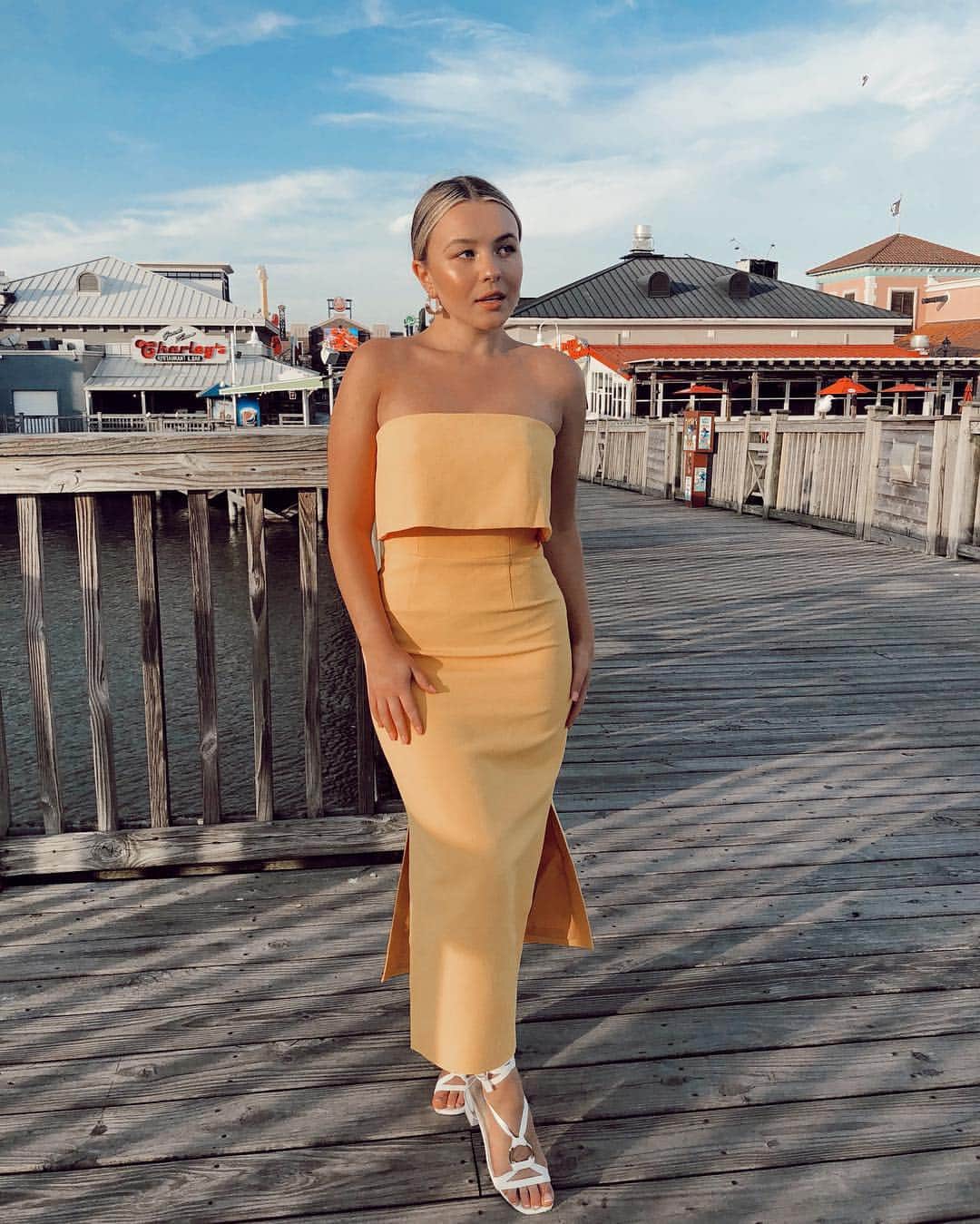 トーリ・ウェブスターのインスタグラム：「I’m a Friday girl in a Monday world 🙃💛 thx for the fit @lulus #lovelulus」
