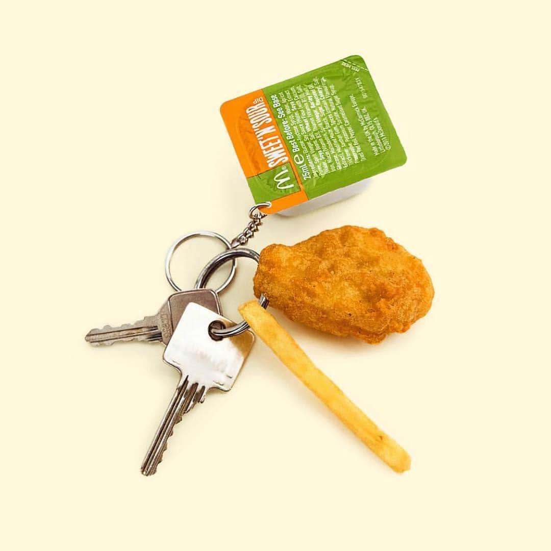 Cosmopolitanさんのインスタグラム写真 - (CosmopolitanInstagram)「HOP IN LOSER, WE’RE GOING...TO GET NUGS 🍗🍟🍔 #rg @paulfuentes_design」3月16日 5時03分 - cosmopolitan