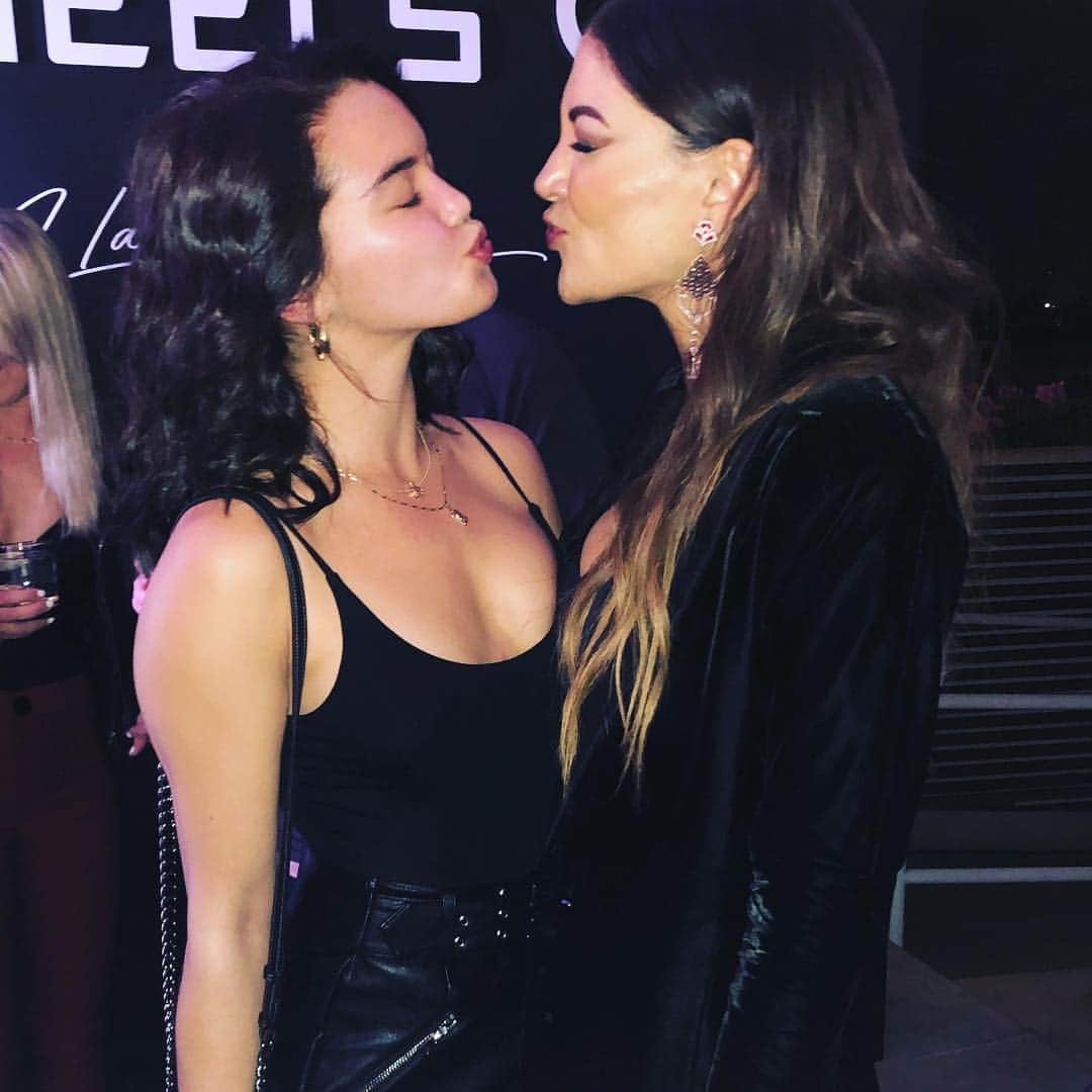 ジェシカ・ゾアのインスタグラム：「Sister from another mister 🖤Fam for life! (@sadieeroachh get here now... thanks!) #wisconsingirlsforeva」