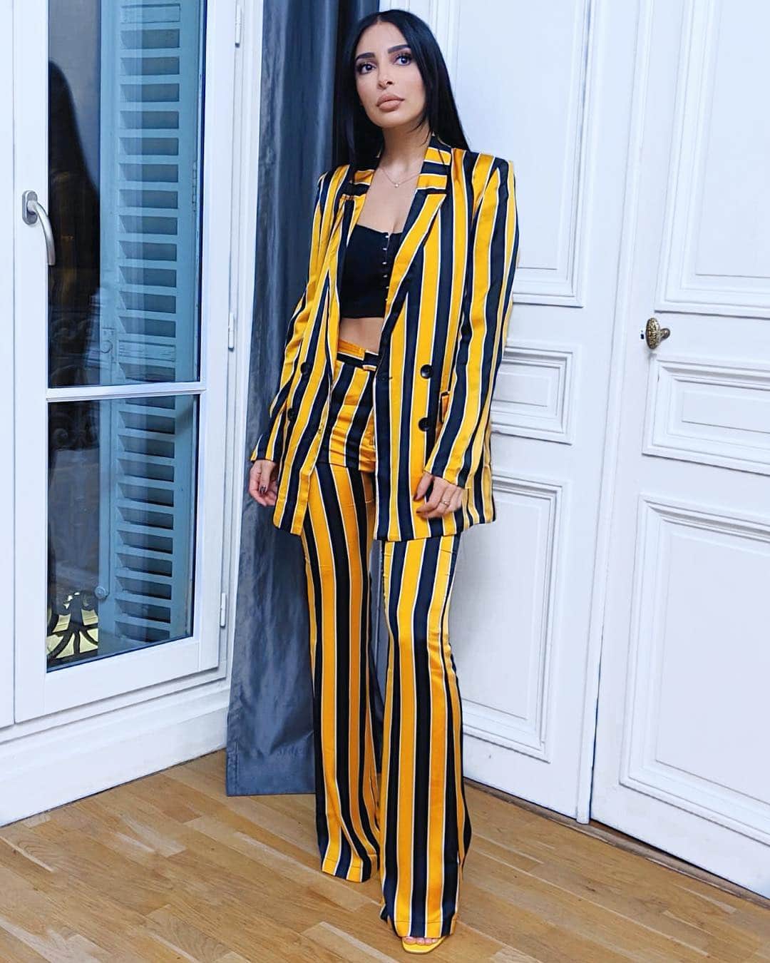 sananasのインスタグラム：「Sponsorisé 💛Remastered Beetlejuice 😆 J’étais pas née mais ma sœur s’est fait un plaisir de m’appeler comme ça toute la soirée 😂 I LOVE IT ! C’est un ensemble qui vient de chez @PrettyLittleThing pour ceux qui me l’avaient demandé 😘 _ Vous avez une couleur que vous aimez mais que vous n’osez jamais porter ? 🤔 _ #Outfit #PLT #PrettyLittleThing #InLoveWithThisOutfit」