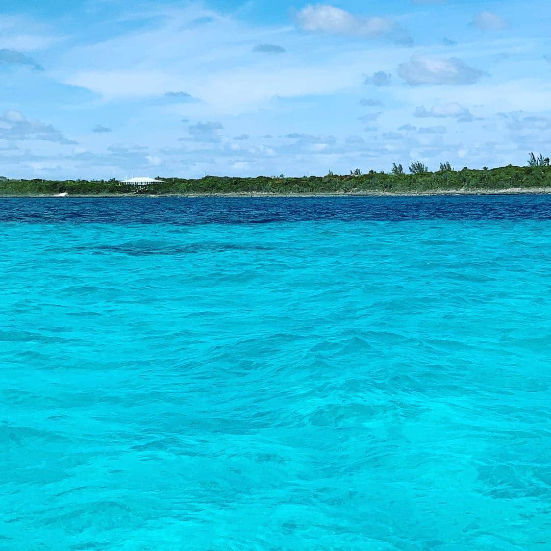 ボビー・ブラウンのインスタグラム：「This color. Love you #Bahamas」